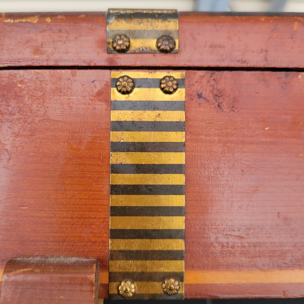 Vintage Treasure Chest ~ Antique? ~ Handmade Wood Box ~ Metal Accents ~ Cedar? - Picture 4 of 16